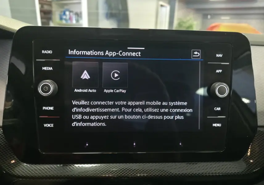 Écran tactile central du Volkswagen T-Cross gris 2025 affichant l'interface App-Connect en intérieur.