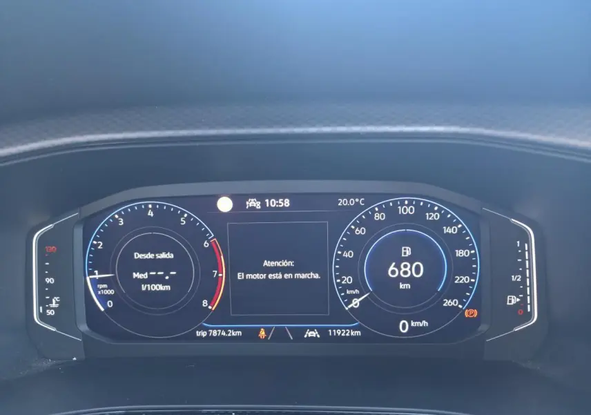Combiné d'instruments digital de Volkswagen T-Cross gris, affichant vitesse, autonomie et alertes au tableau de bord.