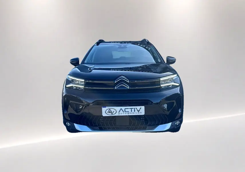 Vue frontale d'un Citroën C5 Aircross noir 2025 avec calandre distinctive et phares LED fins.