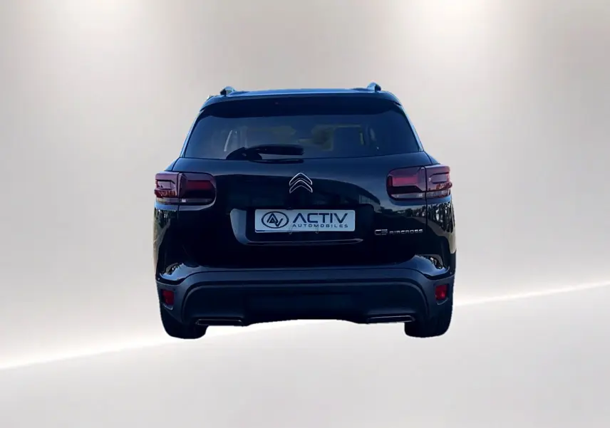 Vue arrière d'un Citroën C5 Aircross noir 2025 avec feux arrière LED et barres de toit visibles.