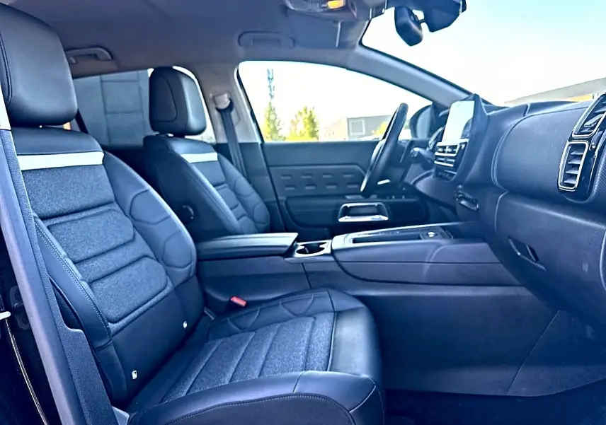 Vue intérieure côté droit du Citroën C5 Aircross 2025 noir, montrant les sièges avant et la console centrale.