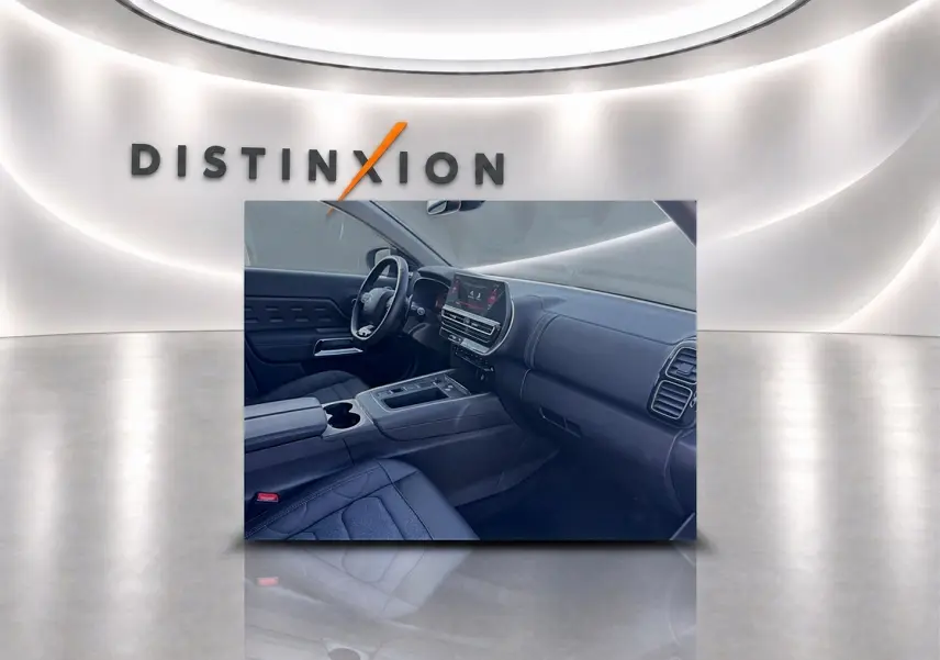 Intérieur du Citroën C5 Aircross 2025 vu côté conducteur, tableau de bord et sièges noirs avec écran tactile central.