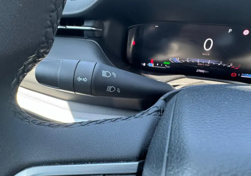 Vue rapprochée du combiné d'instruments et du commodo gauche du Jeep Compass 2025, intérieur noir.
