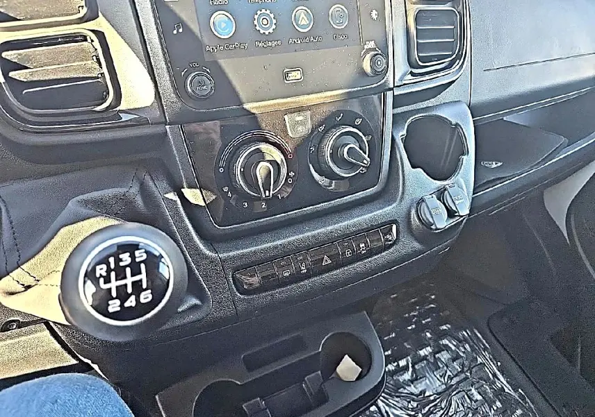 Vue rapprochée de l’intérieur du Peugeot Boxer Fourgon 2026, montrant la boîte manuelle et la console centrale avec écran tactile.