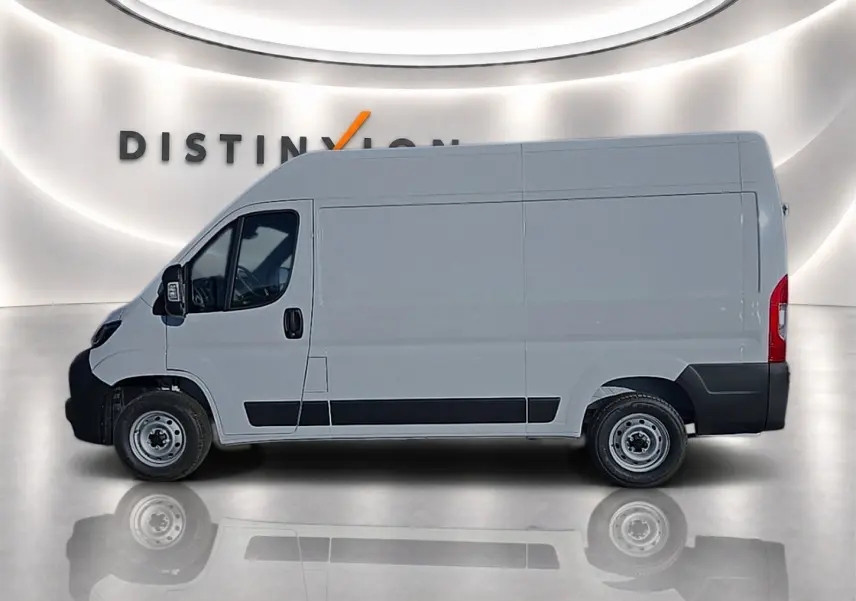Vue latérale droite d’un Peugeot Boxer Fourgon blanc L2H2 avec porte latérale coulissante et double portes arrière.