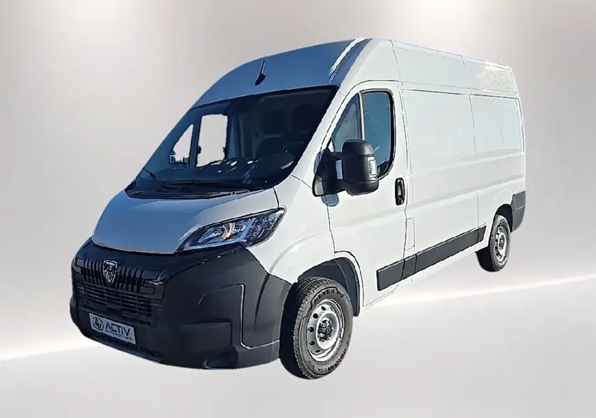 Vue 3/4 avant droit d’un Peugeot Boxer Fourgon blanc avec porte latérale coulissante et pare-chocs noir.