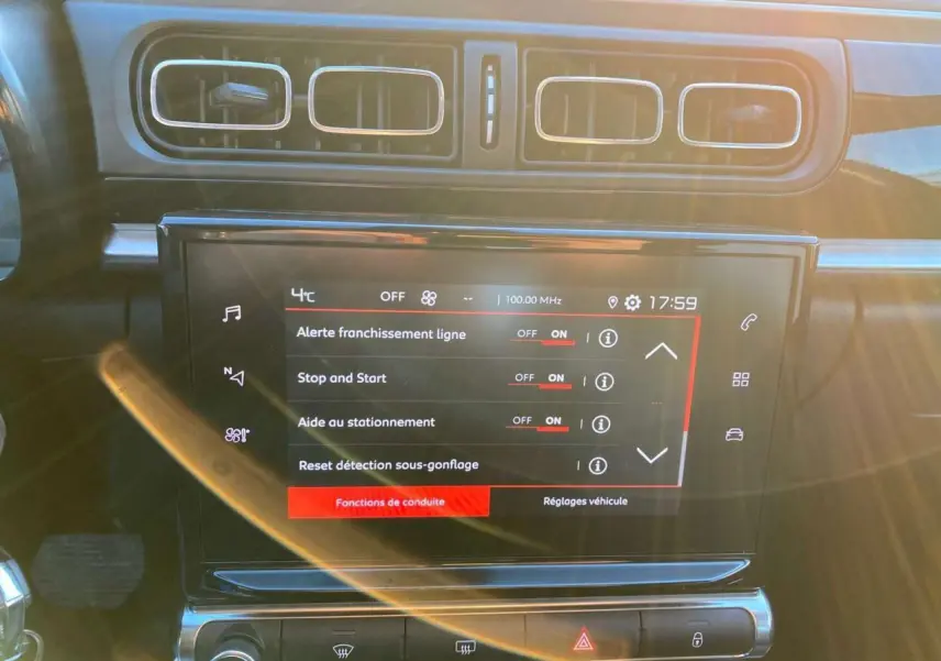 Écran tactile central de la Citroën C3 Shine 2023 affichant les options d'aide à la conduite, intérieur noir.