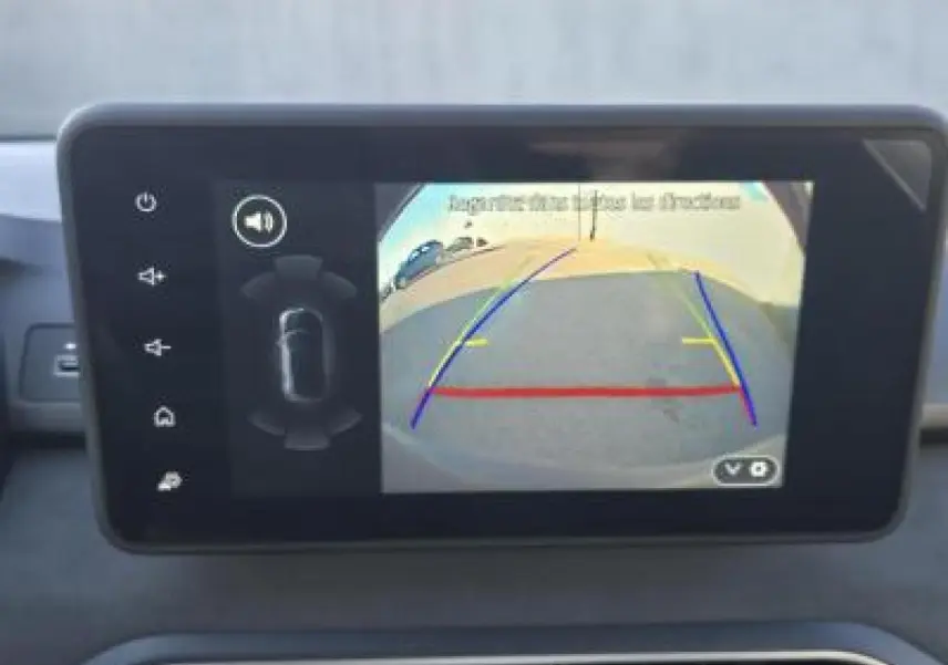 Écran tactile du système multimédia Dacia Sandero Stepway 2025 montrant la caméra de recul avec lignes de guidage colorées.