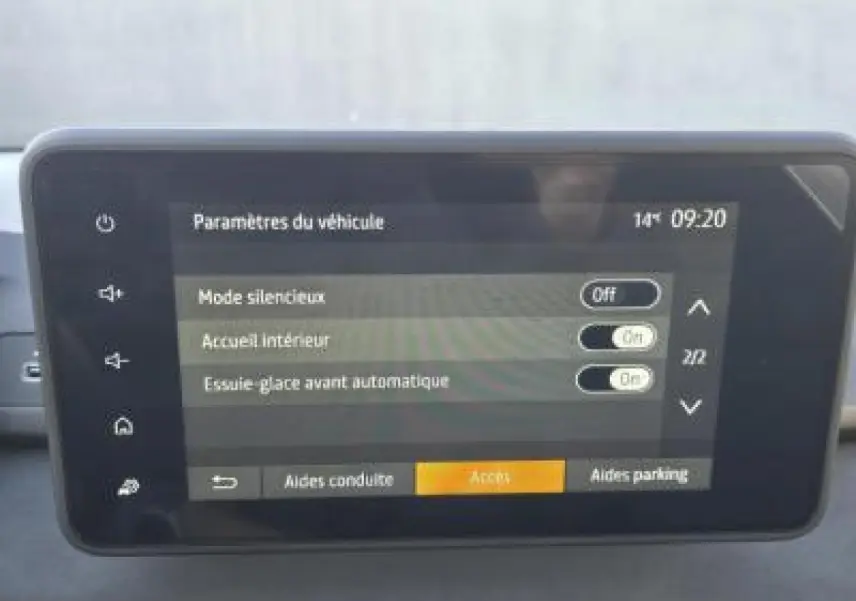 Écran tactile 8 pouces du système multimédia Dacia Sandero Stepway 2025 affichant les paramètres du véhicule