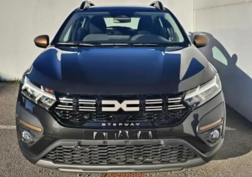 Vue avant d'une Dacia Sandero III Stepway 2025 noir nacré avec calandre noire et inscription Stepway blanche.