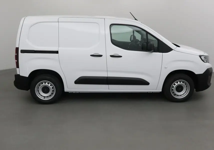Peugeot Partner blanc vue de profil côté gauche, fourgonnette utilitaire avec protections noires sur les portières.