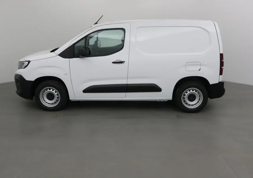 Peugeot Partner blanc en vue profil côté gauche, utilitaire compact avec protections latérales noires.