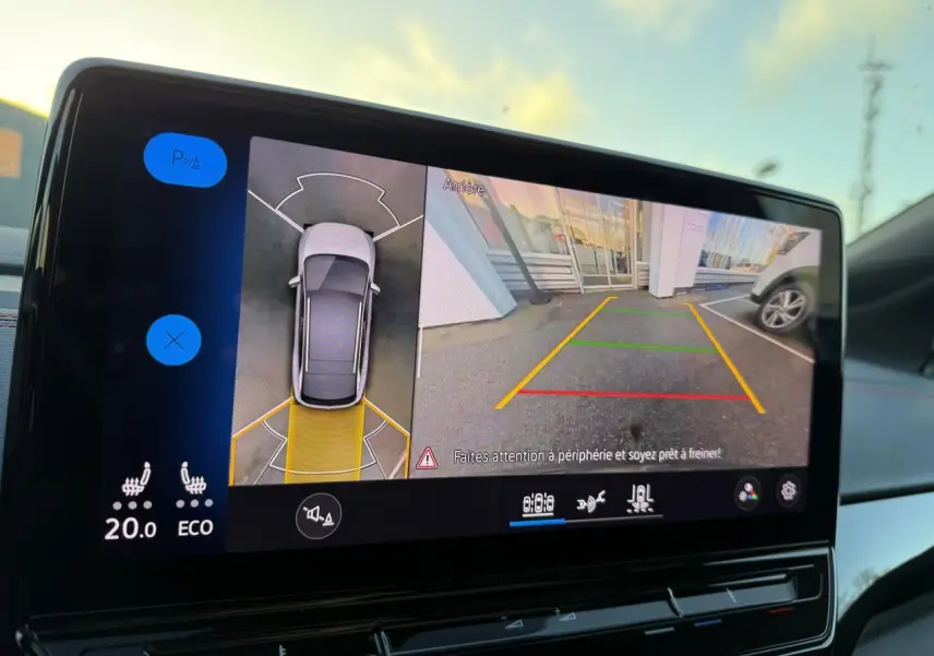 Écran multimédia du Volkswagen ID.4 GTX montrant la caméra 360° et l’aide au stationnement arrière.