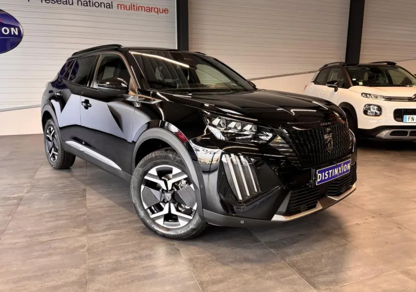 Peugeot 2008 noir en 3/4 avant droit, avec jantes bi-ton et calandre noire distinctive GT.