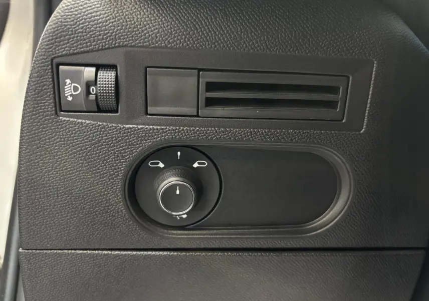 Détail du tableau de bord côté gauche du DS3 Crossback 2024, avec commande des rétroviseurs et réglage des phares.