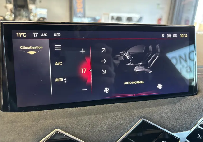 Écran tactile intérieur du DS3 Crossback 2024 montrant la climatisation réglée à 17°C avec interface moderne.