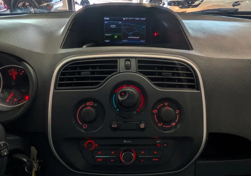 Tableau de bord du Renault Kangoo Express 2020, vue frontale centrée sur la console avec écran R-Link et commandes climatisation.