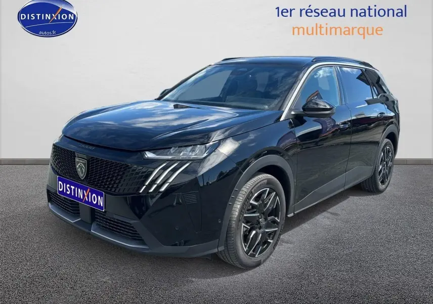 Vue 3/4 avant d’un Peugeot 5008 Hybrid 145 allure noir brillant avec jantes alu et calandre distinctive.