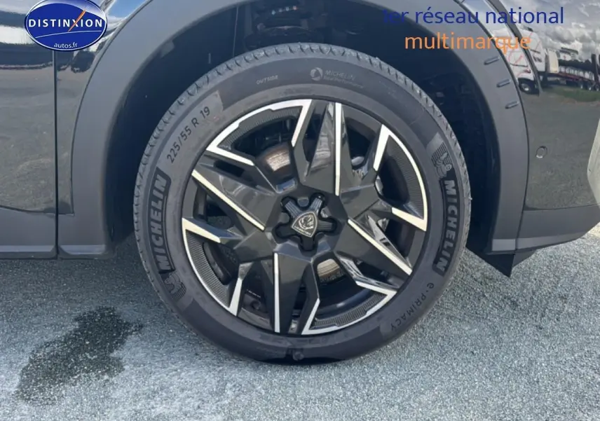 Gros plan sur la jante alu noire et argentée du côté avant droit d’un Peugeot 5008 noir 2025.