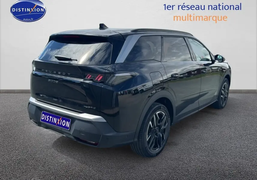 Vue 3/4 arrière droite d'un Peugeot 5008 noir 2025 avec feux arrière LED et jantes alliage distinctives.