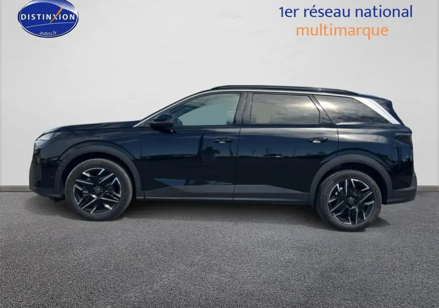 Vue de profil côté gauche du Peugeot 5008 Hybrid 145 allure e-dcs6 noir, avec jantes alu et vitres surteintées.