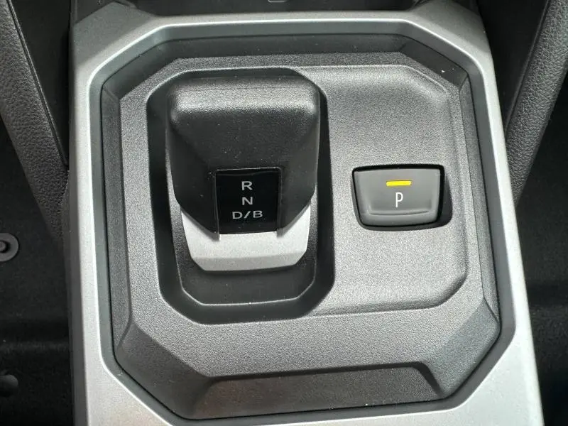 Gros plan sur le sélecteur de boîte automatique et bouton de parking du Dacia Duster 1.8 hybrid 155ch Journey noir nacré.