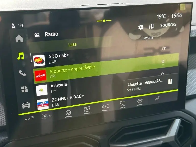 Écran tactile central du tableau de bord du Dacia Duster 2025 affichant la radio numérique en mode liste.