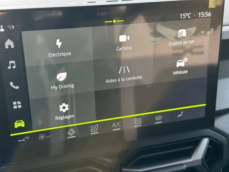 Écran tactile du système multimédia du Dacia Duster 2025 affichant les options électriques et aides à la conduite.