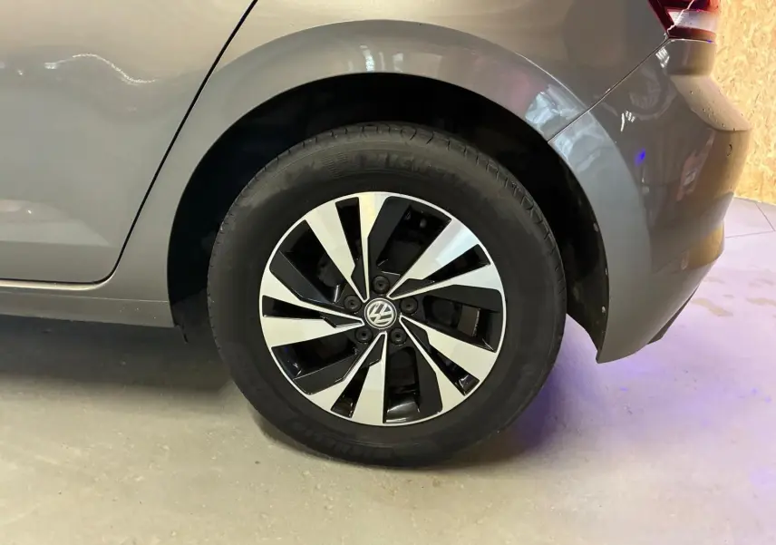 Gros plan sur la roue arrière droite grise d'une Volkswagen Polo 1.0 TSI 95 Confortline avec jante alliage bicolore.
