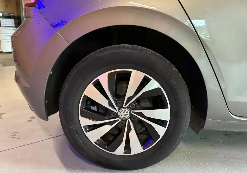 Gros plan sur la roue arrière droite d'une Volkswagen Polo gris métallisé de 2018 avec jante alliage bicolore.