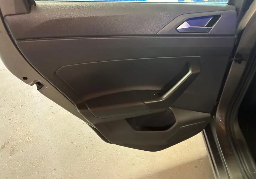 Vue rapprochée de la porte arrière droite noire intérieure d’une Volkswagen Polo 2018 gris métallisé.