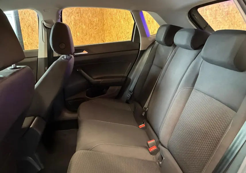 Vue intérieure côté droit des sièges arrière en tissu noir de la Volkswagen Polo 1.0 TSI 95 Confortline gris de 2018.