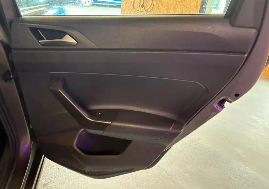 Vue rapprochée de la porte arrière droite intérieure d'une Volkswagen Polo gris 2018 avec garniture noire.