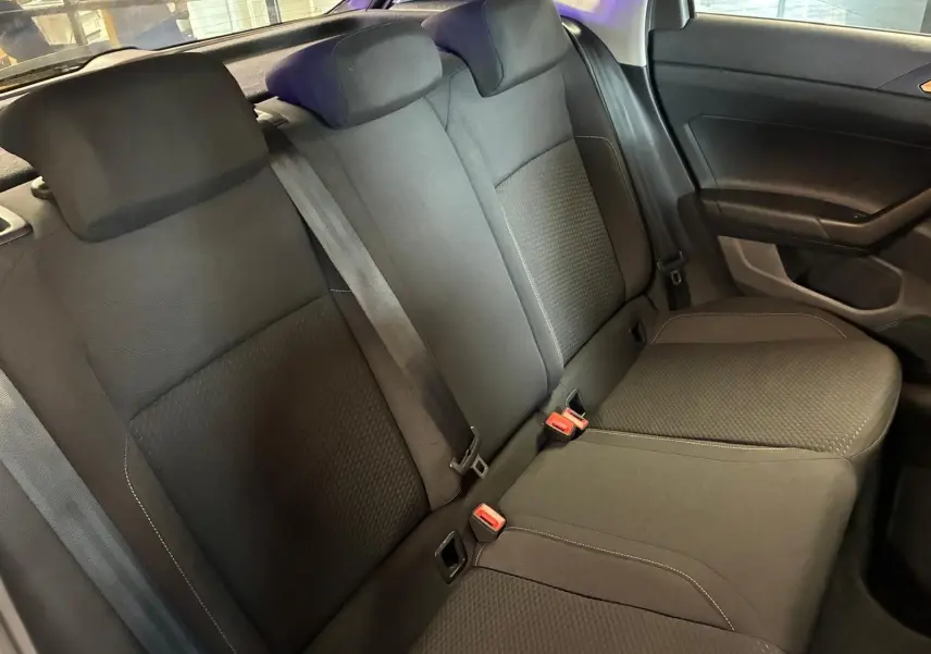Vue intérieure de la banquette arrière en tissu noir de la Volkswagen Polo 1.0 TSI 95 Confortline 2018.