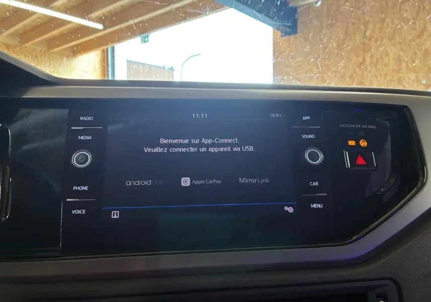 Écran tactile central de la Volkswagen Polo gris 2018, affichant l'interface App-Connect avec options USB et Apple CarPlay.