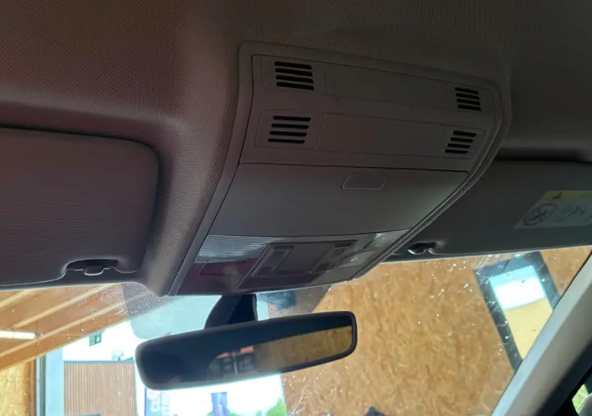 Vue intérieure du plafonnier et du rétroviseur central d'une Volkswagen Polo gris, version 2018.