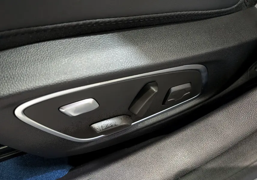 Détail des commandes de réglage électrique du siège en cuir noir dans une Renault Rafale hyper hybrid 2026.