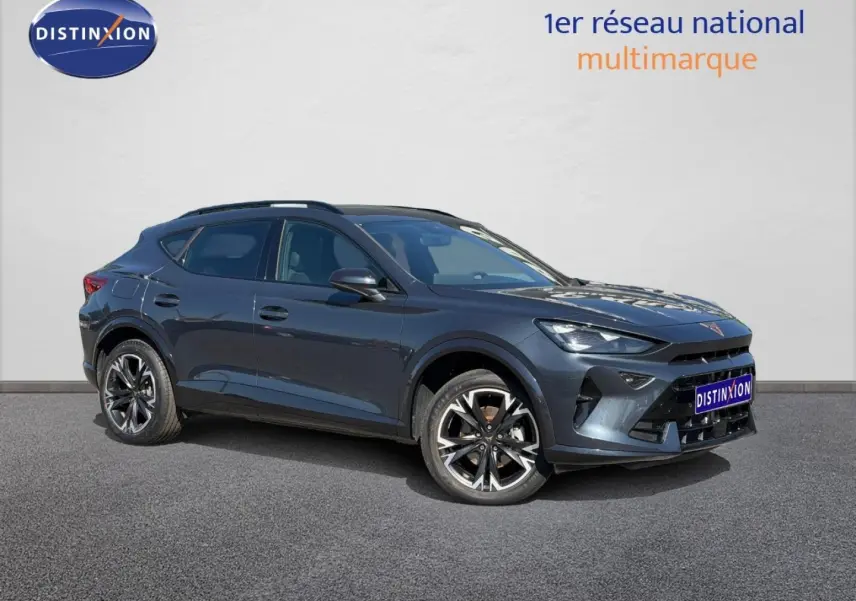 CUPRA Formentor gris magnétique métallisé en 3/4 avant droit, avec jantes alu noires et détails sportifs visibles.