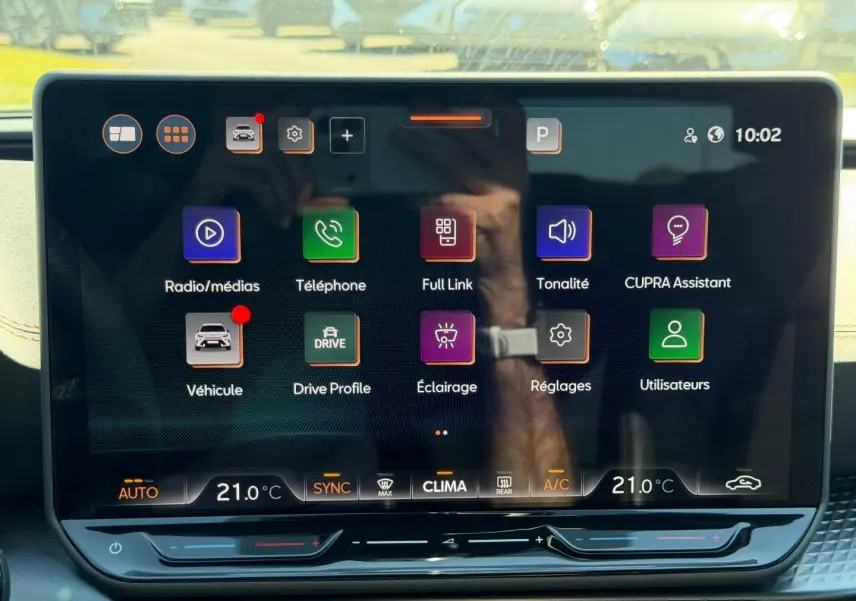 Écran tactile central du CUPRA Formentor 2025 affichant les menus radio, téléphone, véhicule et réglages.