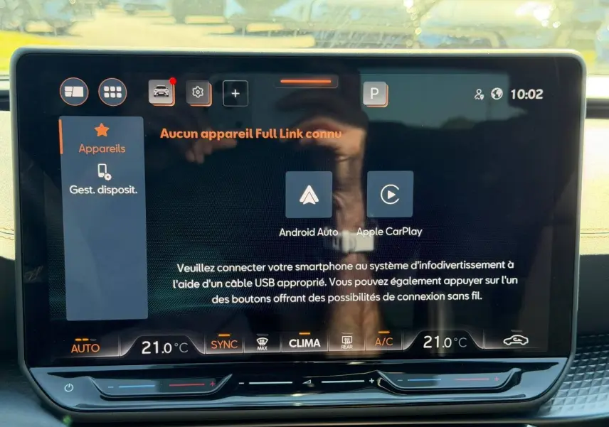 Écran tactile central du tableau de bord du CUPRA Formentor 2.0 TDI gris magnétique, affichant la connexion smartphone.