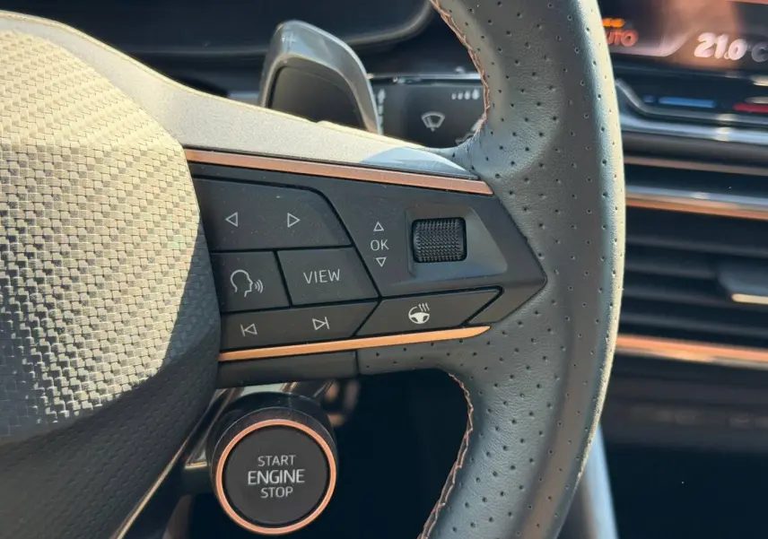 Gros plan sur le volant cuir perforé et les commandes multifonctions du CUPRA Formentor 2.0 TDI 2025 en intérieur.