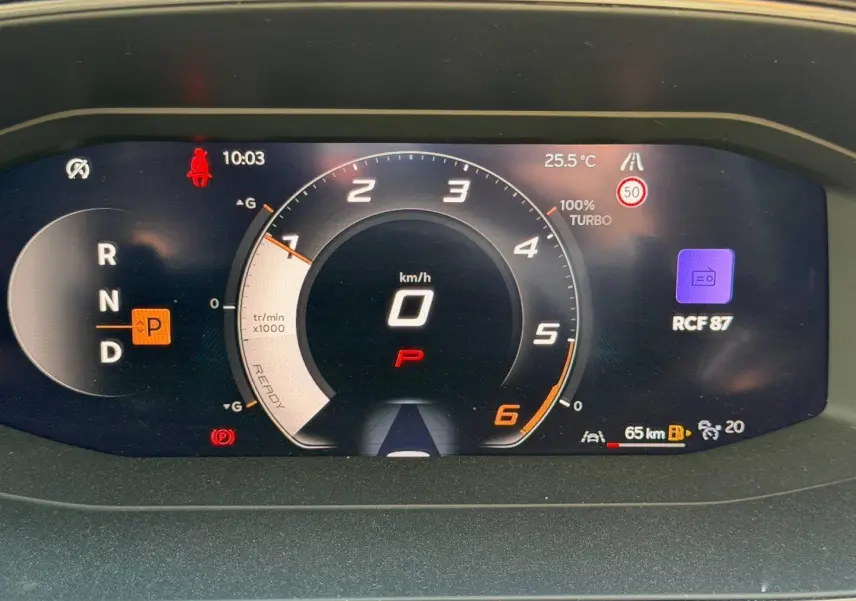 Tableau de bord numérique de la CUPRA Formentor 2.0 TDI 150ch, affichage vitesse et mode parking en gros plan.