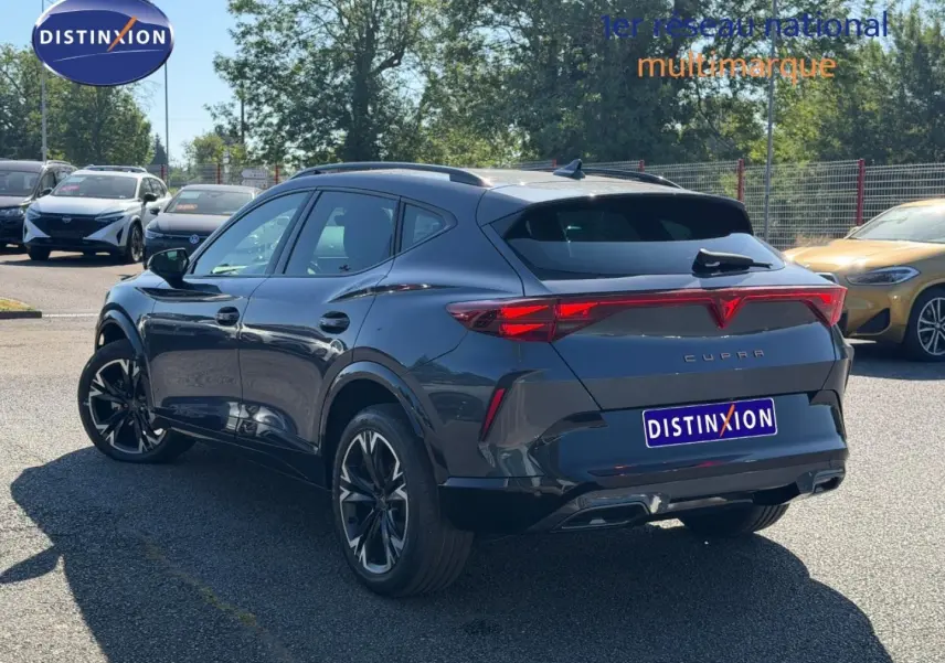 Vue 3/4 arrière droite d'une CUPRA Formentor 2.0 TDI 150ch gris magnétique métallisé avec jantes noires.