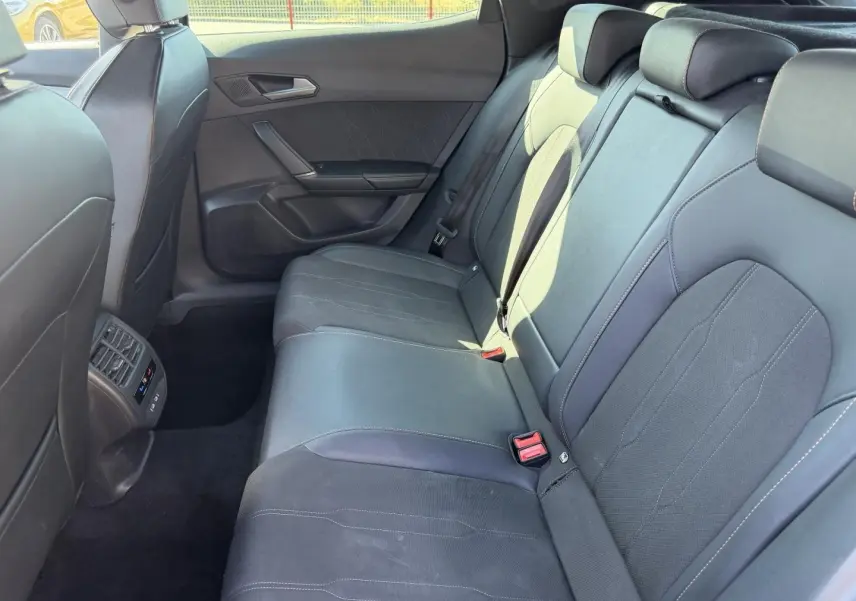 Vue intérieure côté droit des sièges arrière en textile et TEP noir du CUPRA Formentor 2.0 TDI 150ch V DSG7 2025.