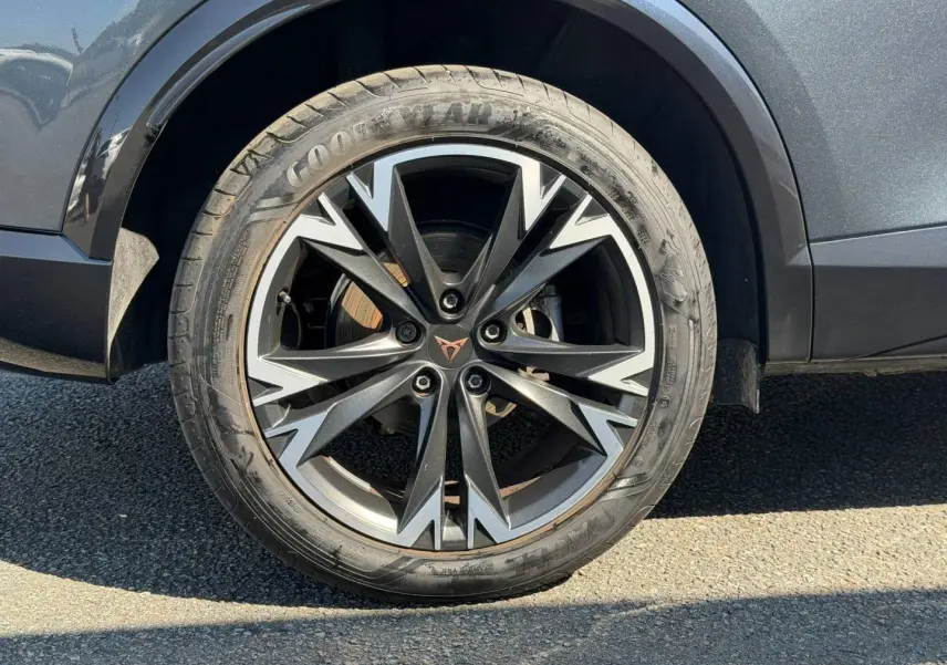 Gros plan sur la roue avant gauche du CUPRA Formentor gris magnétique, avec jante alu noire et argentée au design dynamique.