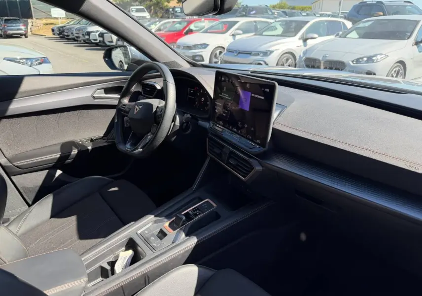 Intérieur de la CUPRA Formentor 2.0 TDI 2025 vu côté conducteur, avec tableau de bord moderne et écran tactile central.
