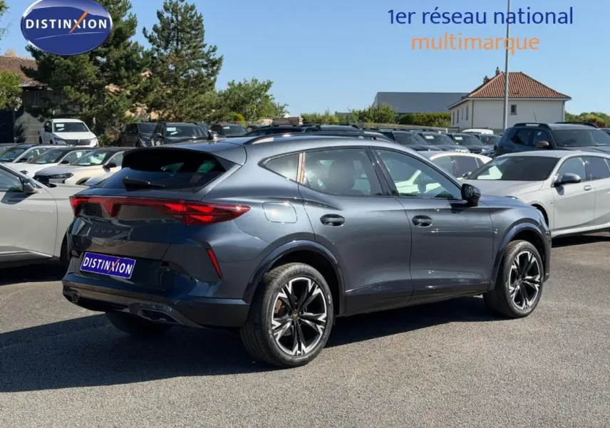 Vue 3/4 arrière droite d'un CUPRA Formentor gris magnétique métallisé avec jantes noires et détails sportifs visibles.