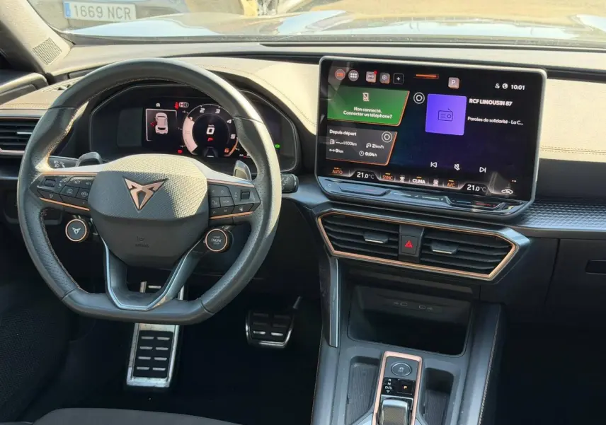Vue intérieure frontale du tableau de bord du CUPRA Formentor 2.0 TDI 150ch, avec volant cuir multifonction et écran tactile large.
