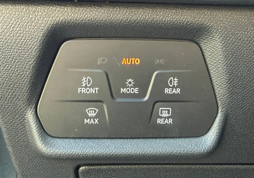 Panneau de commande des feux et dégivrage intérieur noir dans un CUPRA Formentor gris Magnétique.