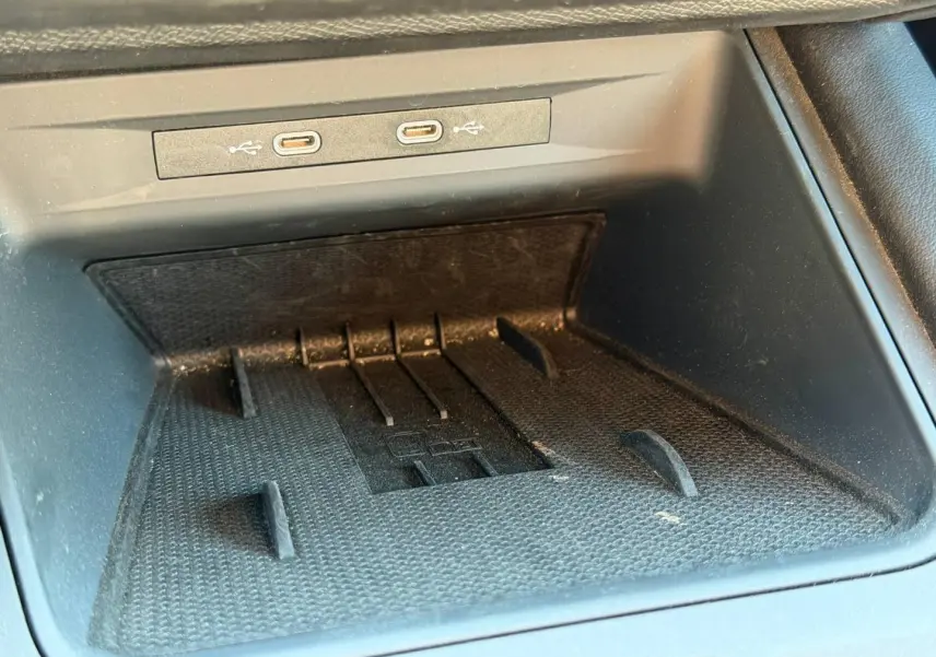 Gros plan sur le compartiment de rangement noir avec deux ports USB-C dans l'habitacle du CUPRA Formentor 2.0 TDI 150ch.